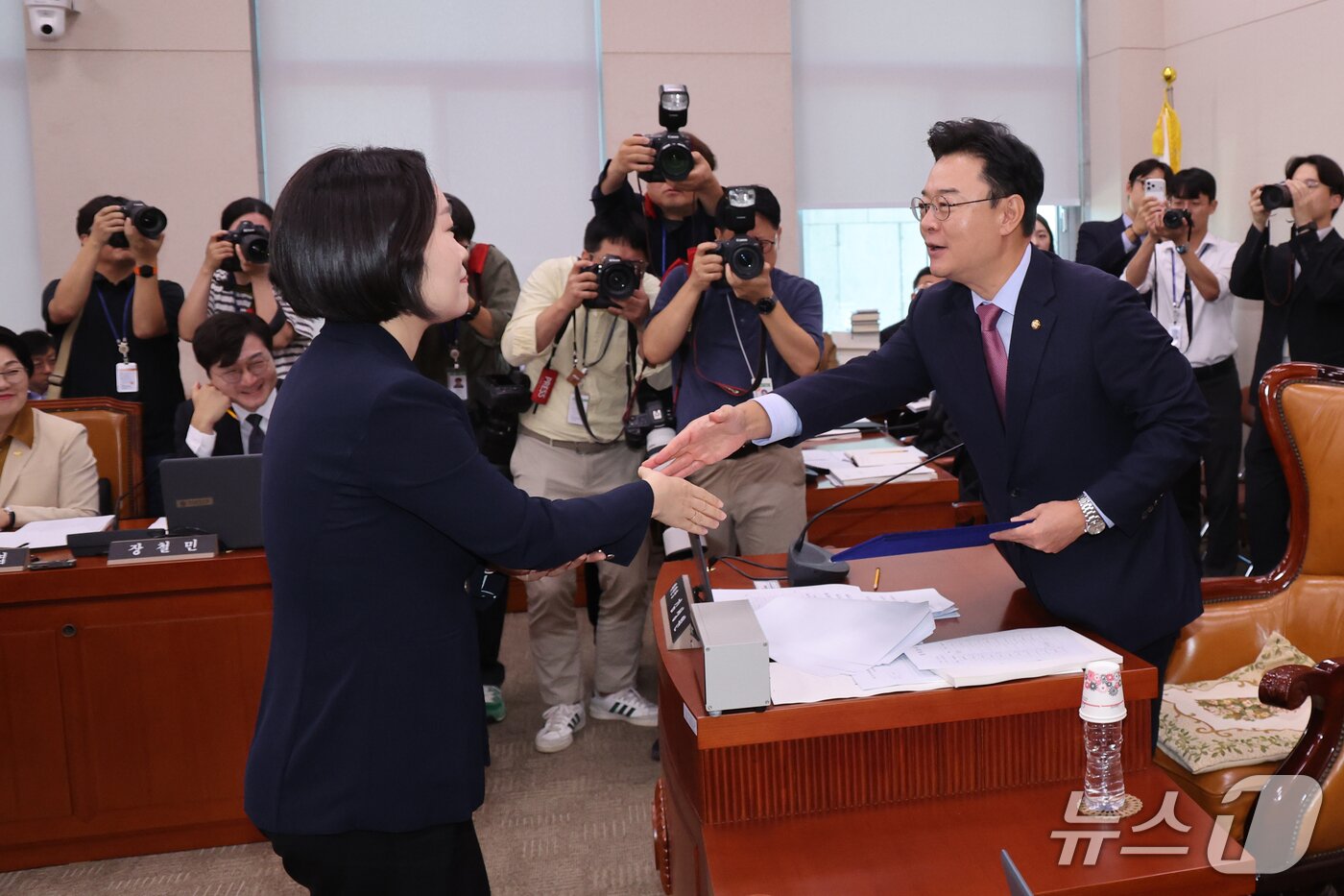 본문 이미지 - 이소영 중소벤처기업부 장관 후보자가 15일 오전 서울 여의도 국회 산업통상자원중소벤처기업위원회에서 열린 인사청문회에서 김성원 위원장에게 선서문을 전달 후 악수를 나누고 있다. 2026.9.15 ⓒ 뉴스1 황기선 기자