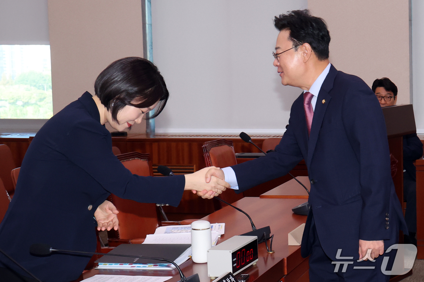 (서울=뉴스1) 황기선 기자 = 이소영 중소벤처기업부 장관 후보자가 15일 오전 서울 여의도 국회 산업통상자원중소벤처기업위원회에서 열린 인사청문회에서 김성원 위원장과 악수를 나누고 …