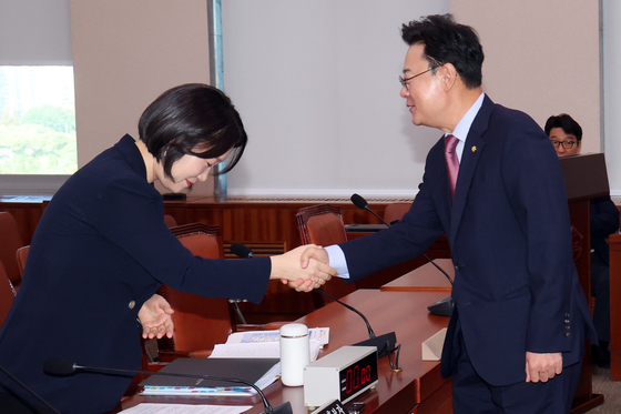 김성원 위원장과 악수하는 이소영 후보자