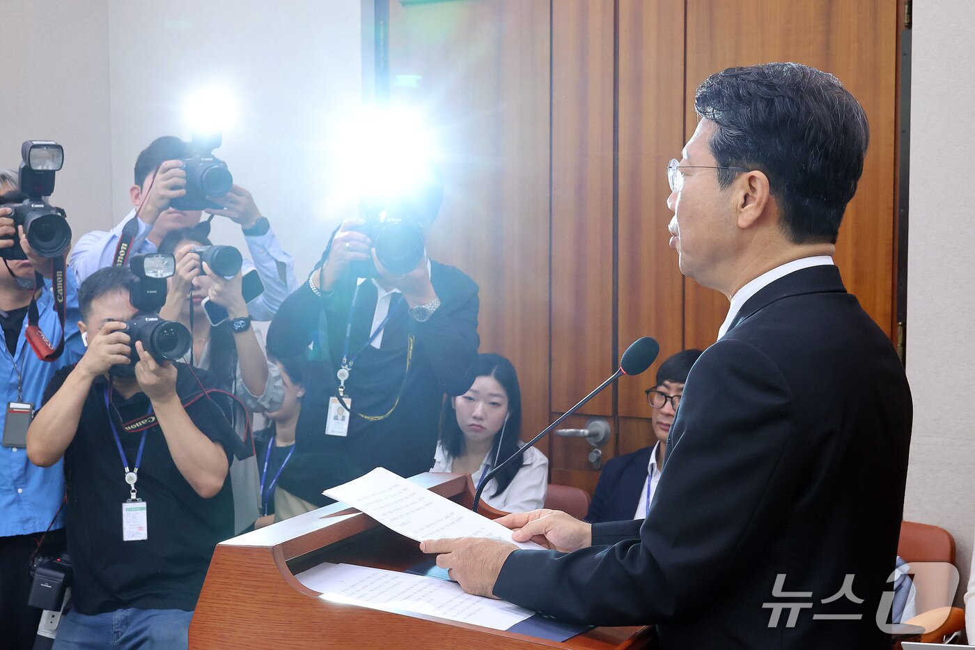 본문 이미지 - 김승원 법무부 장관 후보자가 15일 서울 여의도 국회 법제사법위원회에서 열린 인사청문회에서 인사말을 하고 있다. 2026.9.15 ⓒ 뉴스1 신웅수 기자