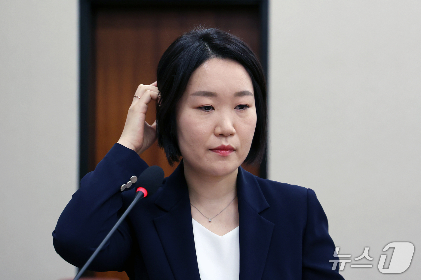 (서울=뉴스1) 황기선 기자 = 이소영 중소벤처기업부 장관 후보자가 15일 오전 서울 여의도 국회 산업통상자원중소벤처기업위원회에서 열린 인사청문회에서 인사말 전 머리를 만지고 있다 …