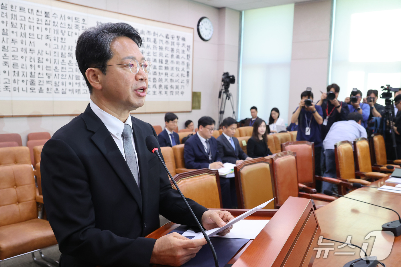 (서울=뉴스1) 신웅수 기자 = 김승원 법무부 장관 후보자가 15일 서울 여의도 국회 법제사법위원회에서 열린 인사청문회에서 인사말을 하고 있다. 2026.9.15/뉴스1