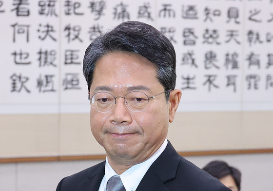 굳은 표정의 김승원 후보자