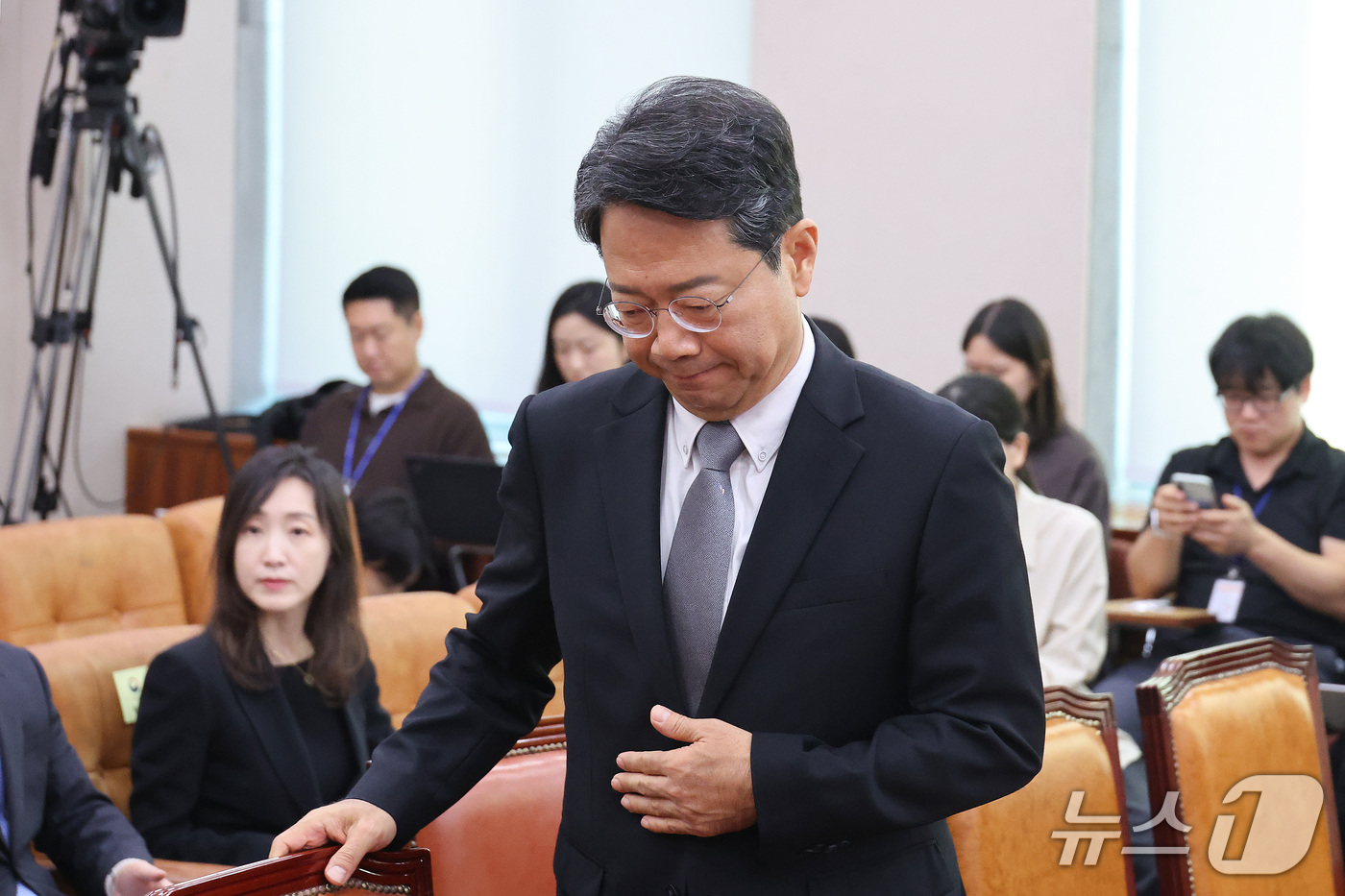 (서울=뉴스1) 신웅수 기자 = 김승원 법무부 장관 후보자가 15일 서울 여의도 국회 법제사법위원회에서 열린 인사청문회에서 발언대로 향하고 있다. 2026.9.15/뉴스1