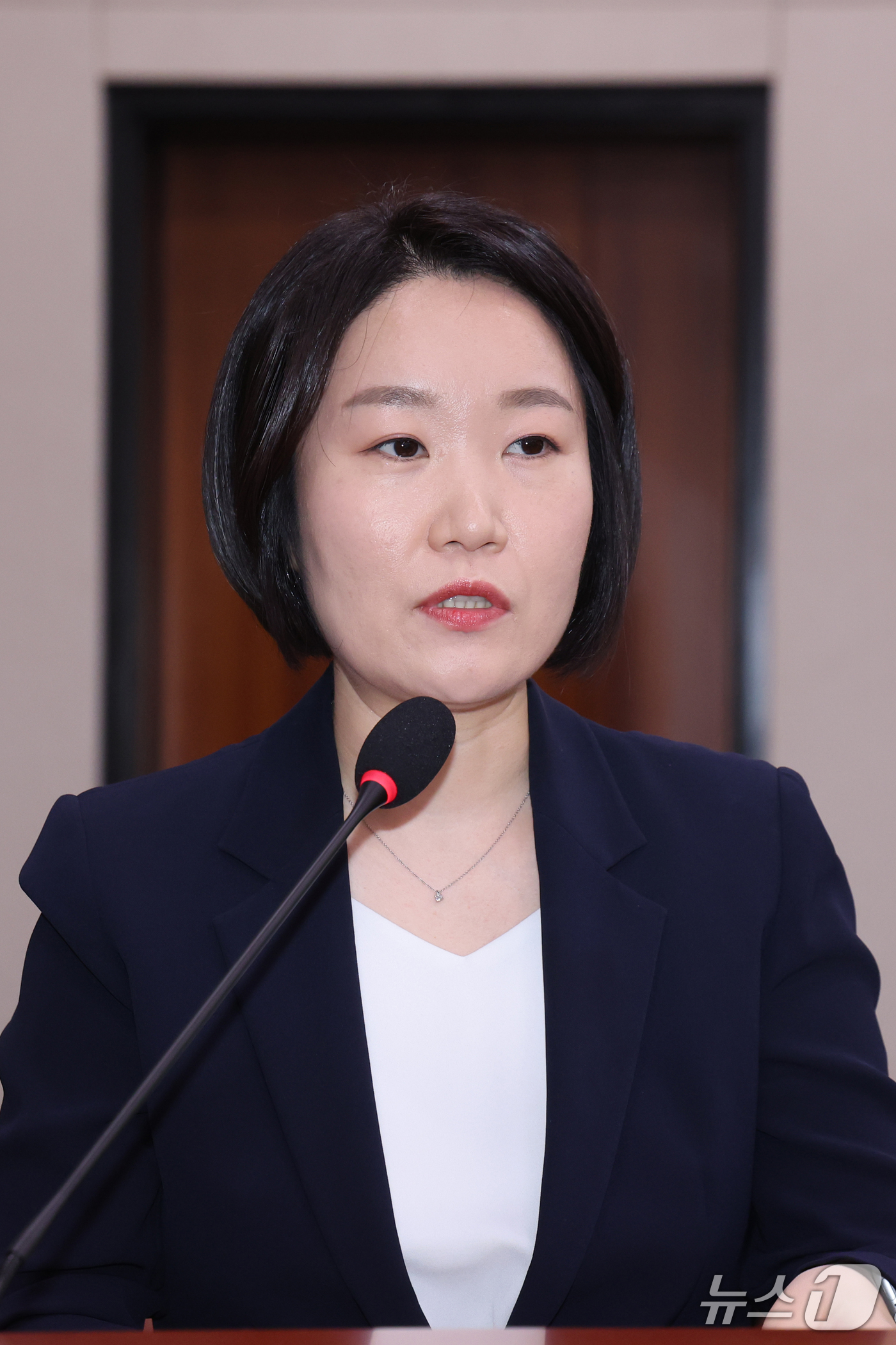 (서울=뉴스1) 황기선 기자 = 이소영 중소벤처기업부 장관 후보자가 15일 오전 서울 여의도 국회 산업통상자원중소벤처기업위원회에서 열린 인사청문회에서 인사말을 하고 있다. 2026 …