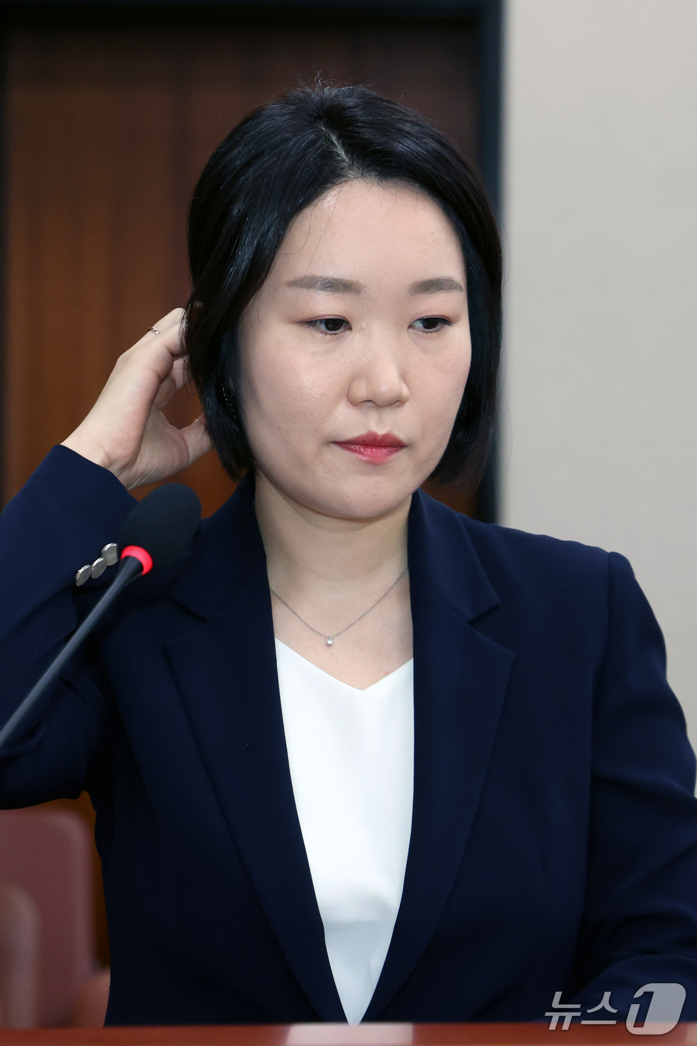 (서울=뉴스1) 황기선 기자 = 이소영 중소벤처기업부 장관 후보자가 15일 오전 서울 여의도 국회 산업통상자원중소벤처기업위원회에서 열린 인사청문회에서 인사말 전 머리를 만지고 있다 …
