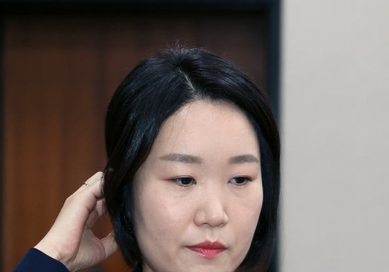 머리 만지는 이소영 후보자