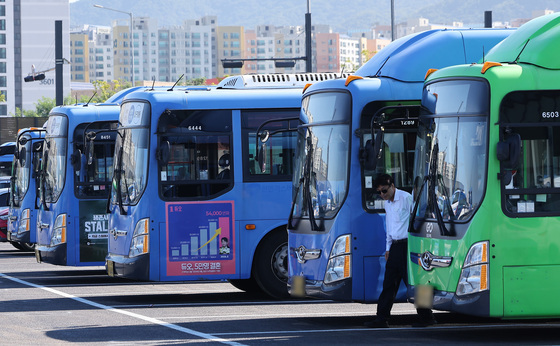 [속보] 서울 시내버스 노조 "24시까지 기다릴 것…넘어가면 파업"
