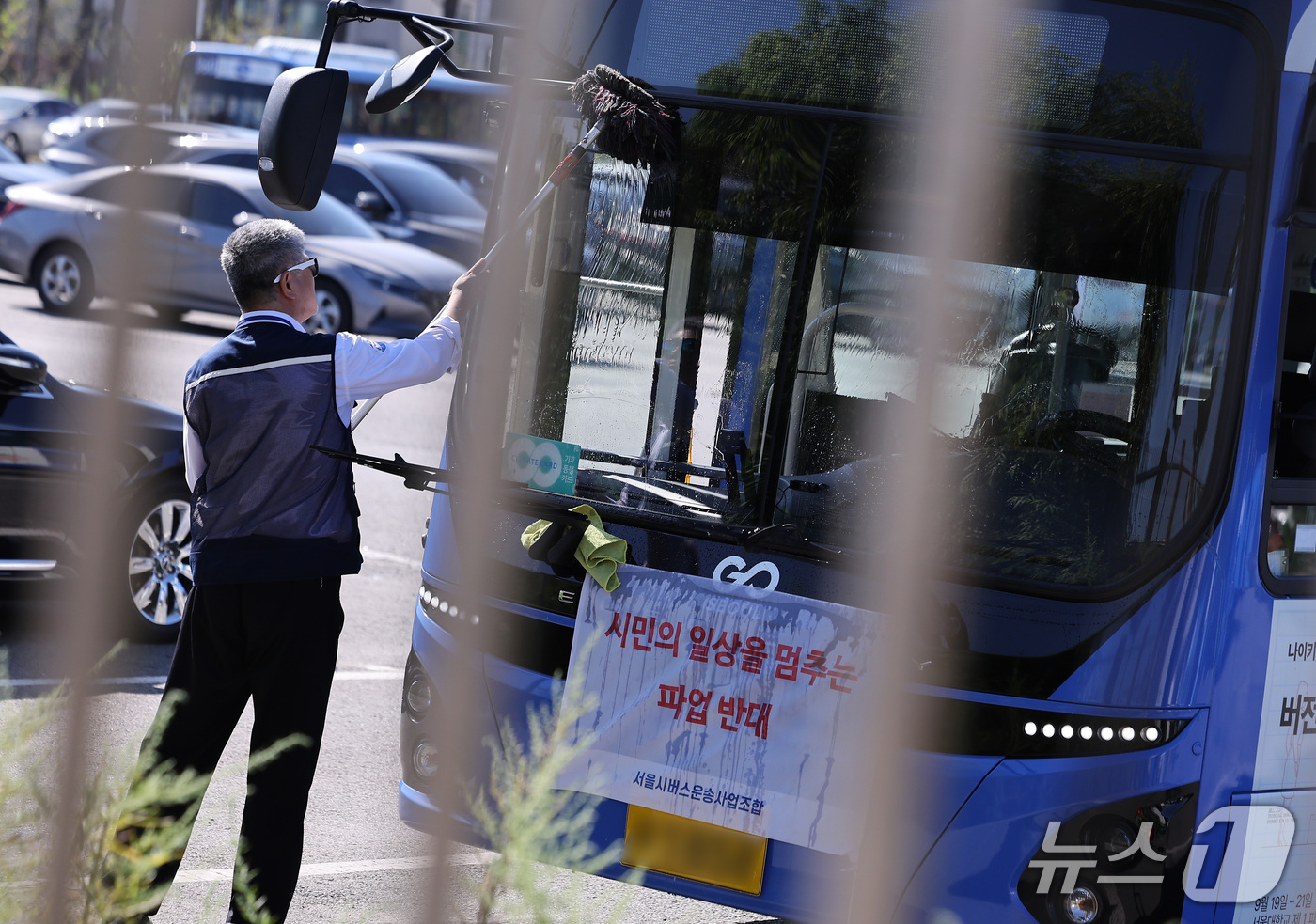 (서울=뉴스1) 김성진 기자 = 서울 시내버스 노조의 파업 예고일을 하루 앞둔 15일 서울 시내 한 공영차고지에서 한 버스 기사가 세차를 하고 있다. 2026.9.15/뉴스1