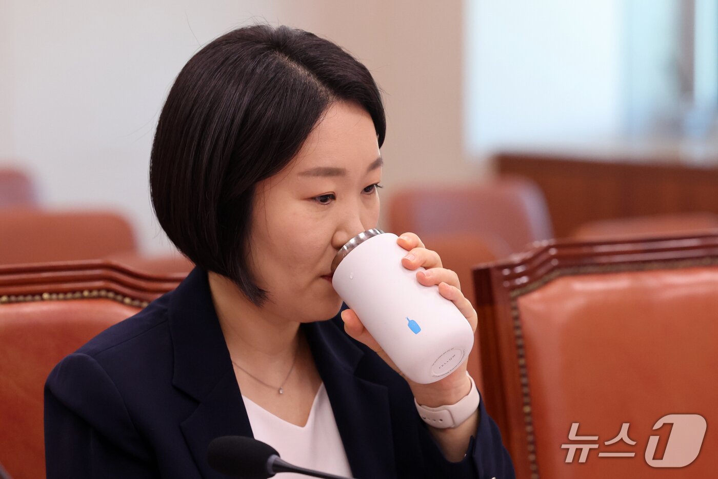본문 이미지 - 이소영 중소벤처기업부 장관 후보자가 15일 오전 서울 여의도 국회 산업통상자원중소벤처기업위원회에서 열린 인사청문회에서 물을 마시고 있다. 2026.9.15 ⓒ 뉴스1 황기선 기자