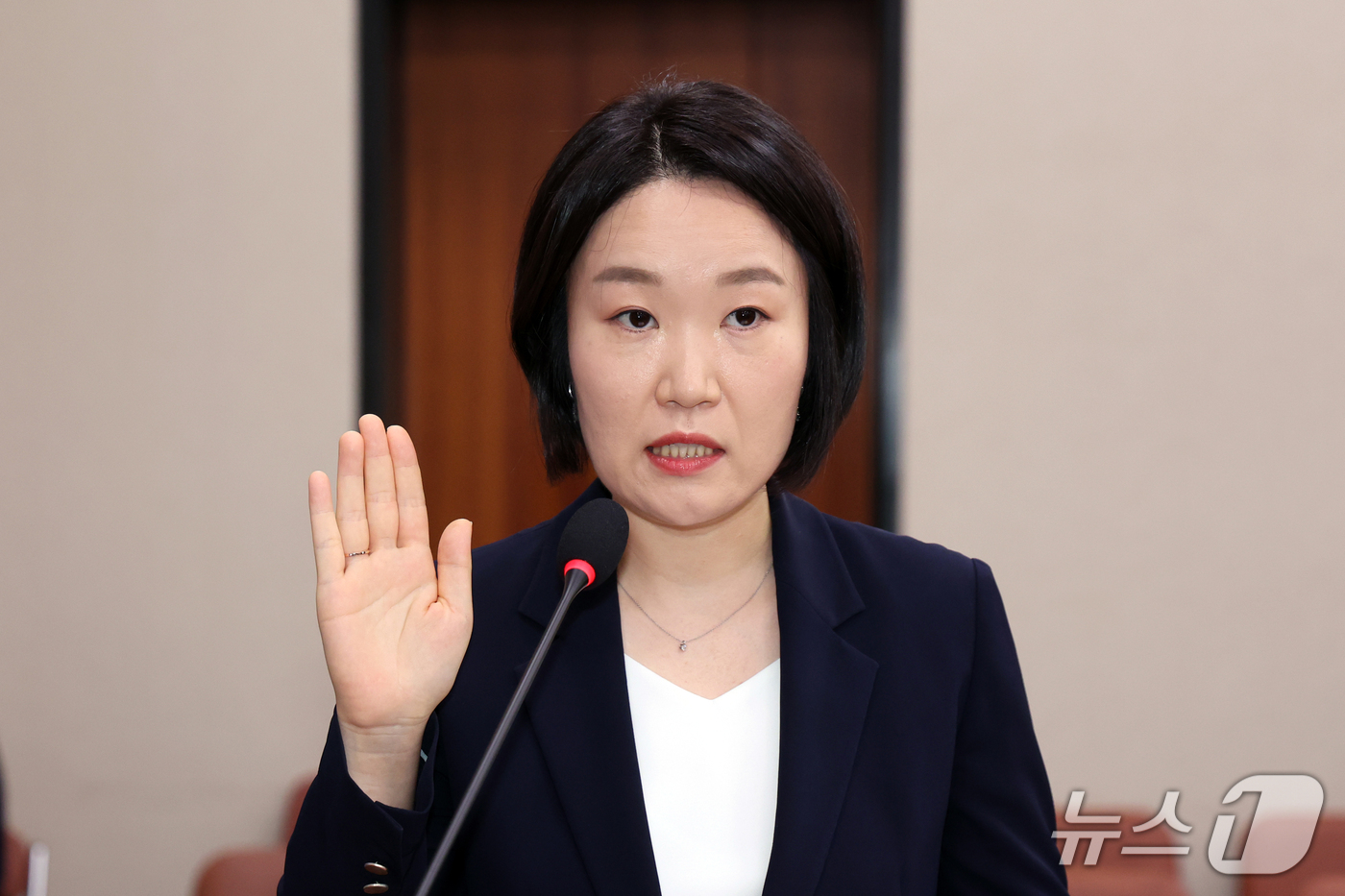 (서울=뉴스1) 황기선 기자 = 이소영 중소벤처기업부 장관 후보자가 15일 오전 서울 여의도 국회 산업통상자원중소벤처기업위원회에서 열린 인사청문회에서 선서를 하고 있다.  2026 …