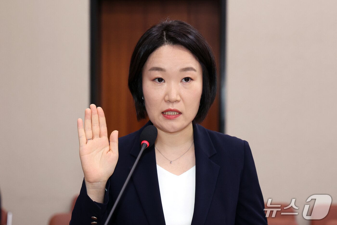 본문 이미지 - 이소영 중소벤처기업부 장관 후보자가 15일 오전 서울 여의도 국회 산업통상자원중소벤처기업위원회에서 열린 인사청문회에서 선서를 하고 있다. 2026.9.15 ⓒ 뉴스1 황기선 기자