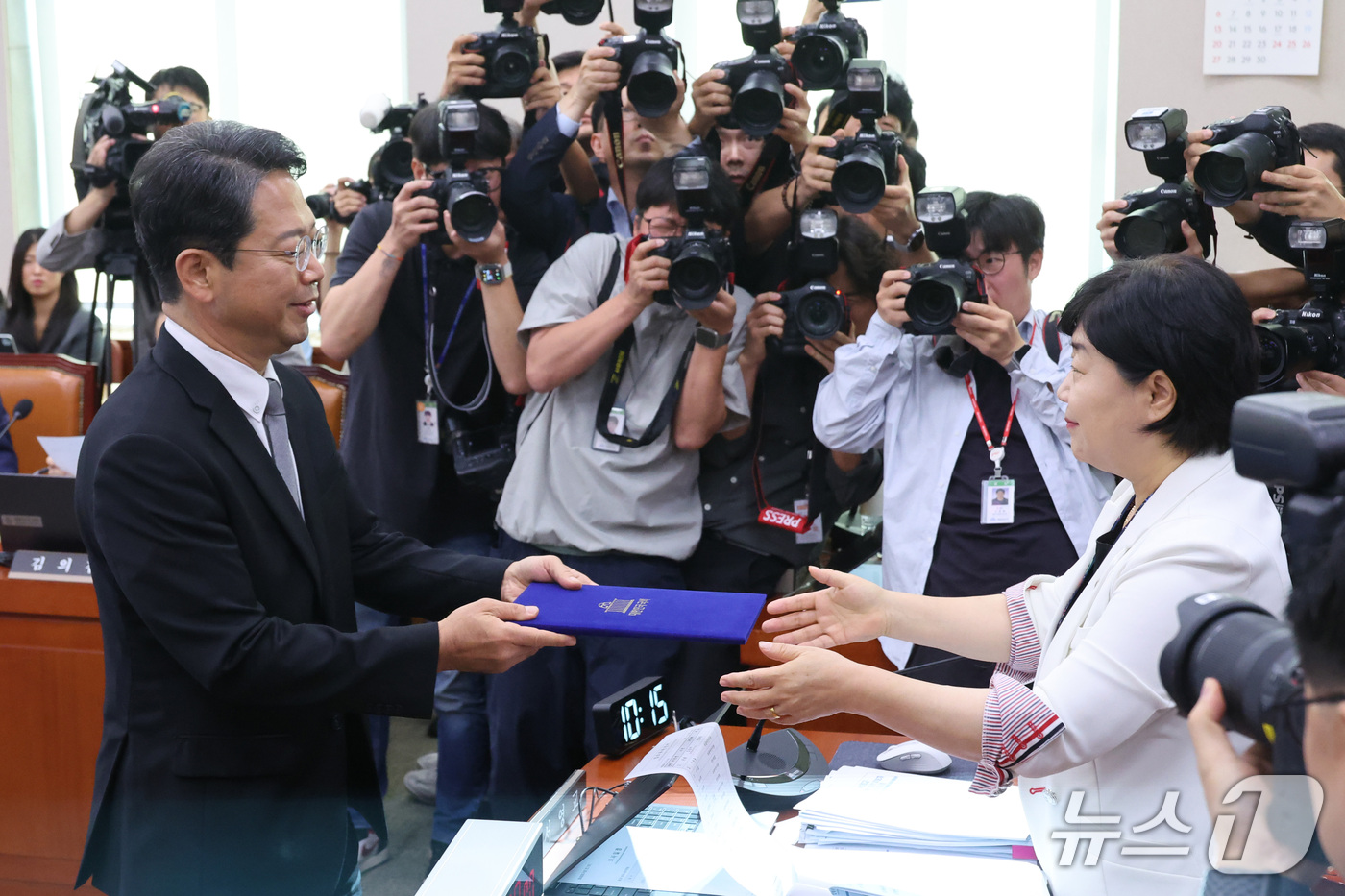 (서울=뉴스1) 신웅수 기자 = 김승원 법무부 장관 후보자가 15일 서울 여의도 국회 법제사법위원회에서 열린 인사청문회에서 선서문을 서영교 위원장에게 제출하고 있다. 2026.9. …