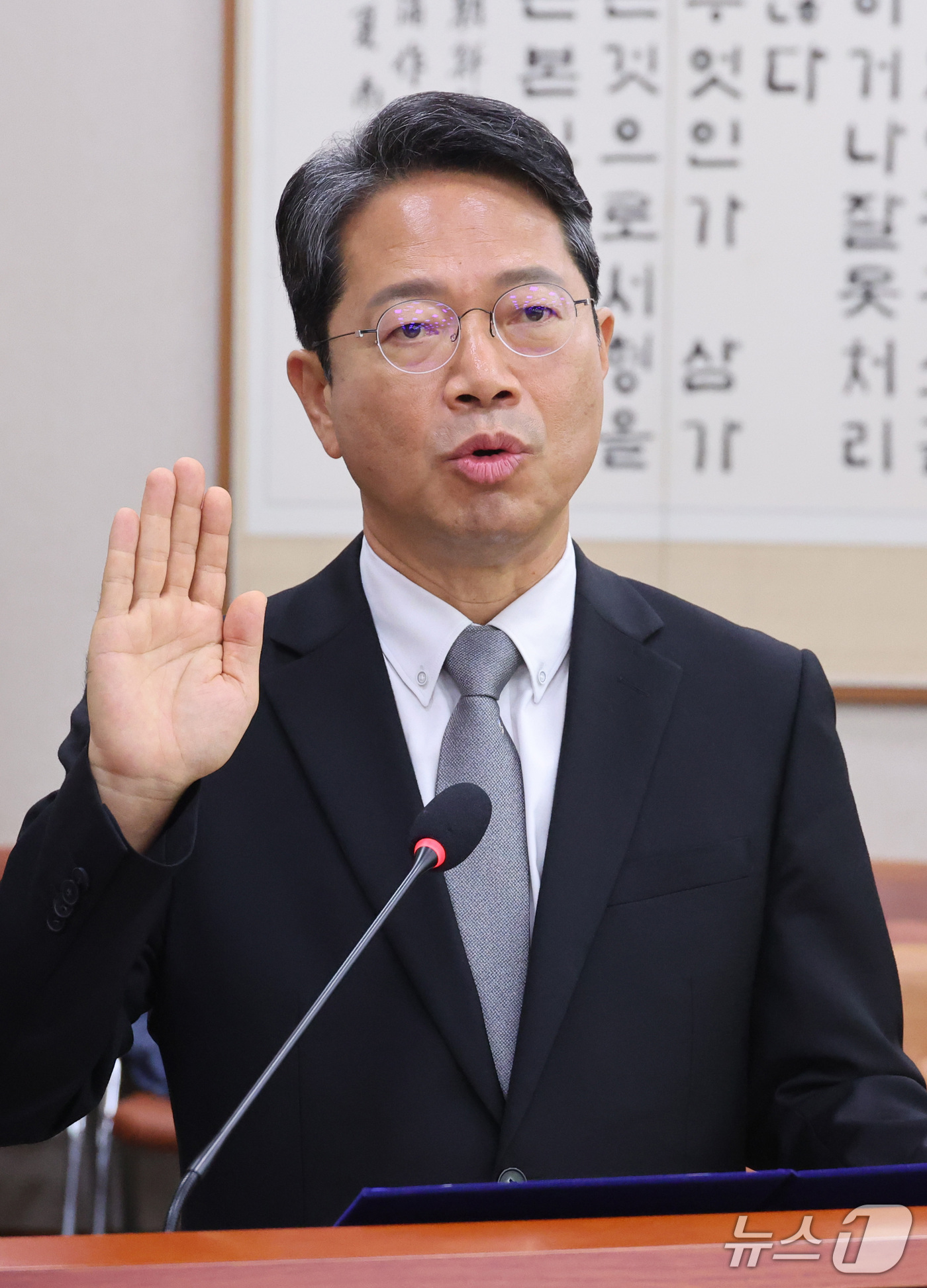 (서울=뉴스1) 신웅수 기자 = 김승원 법무부 장관 후보자가 15일 서울 여의도 국회 법제사법위원회에서 열린 인사청문회에서 선서하고 있다. 2026.9.15/뉴스1