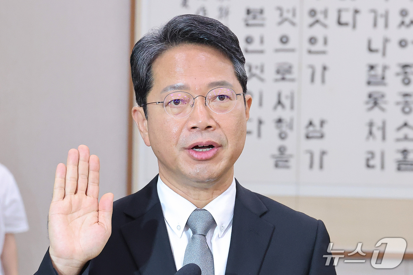 (서울=뉴스1) 신웅수 기자 = 김승원 법무부 장관 후보자가 15일 서울 여의도 국회 법제사법위원회에서 열린 인사청문회에서 선서하고 있다. 2026.9.15/뉴스1