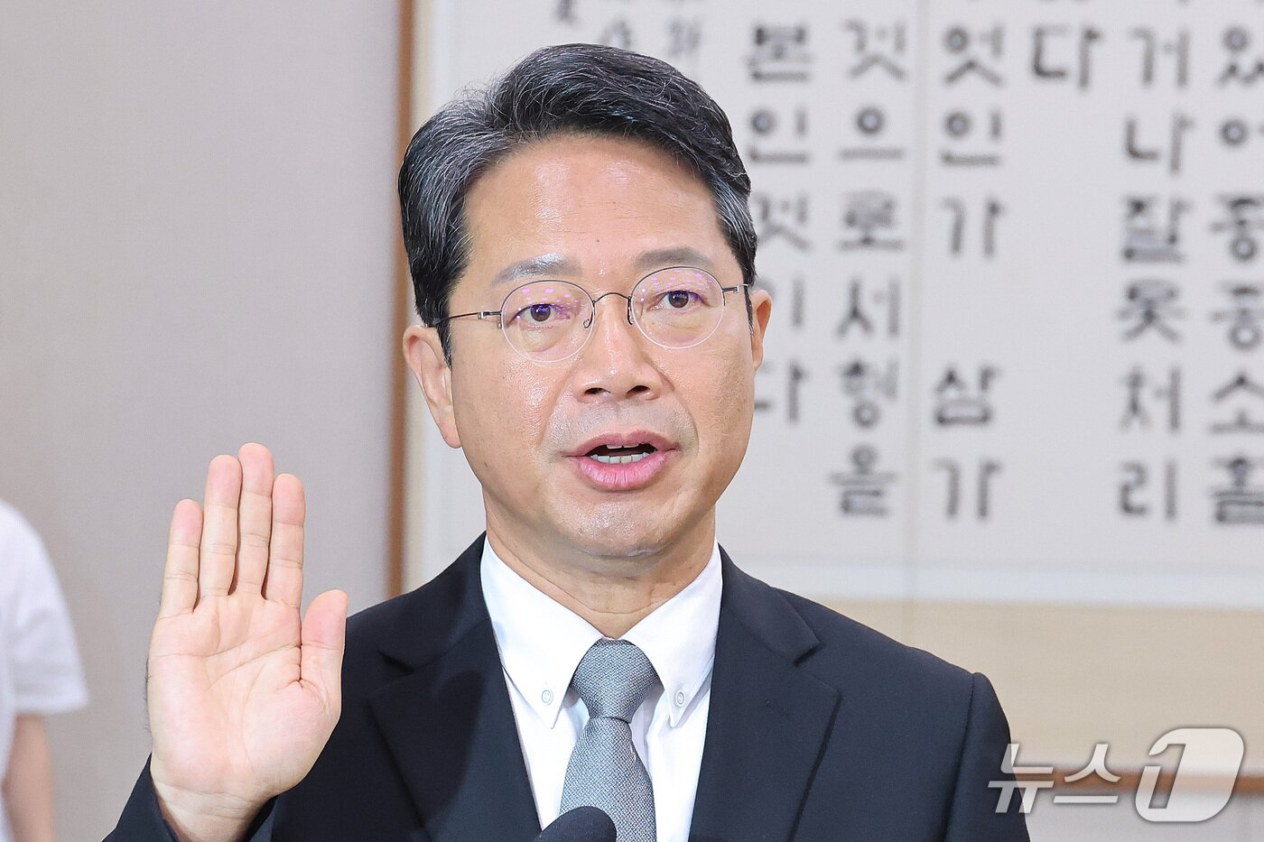 본문 이미지 - 김승원 법무부 장관 후보자가 15일 서울 여의도 국회 법제사법위원회에서 열린 인사청문회에서 선서하고 있다. 2026.9.15 ⓒ 뉴스1 신웅수 기자
