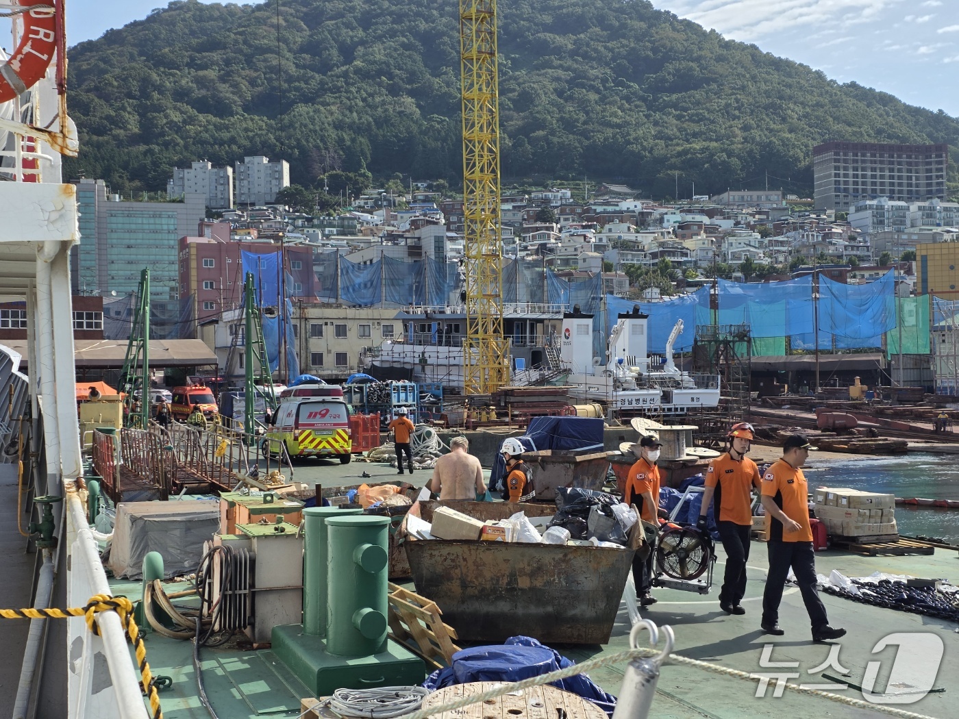(부산=뉴스1) 임순택 기자 = 15일 오전 8시 37분쯤 부산 사하구 감천동에 정박한 769t급 러시아 어선에서 프레온 냉매가스가 누출됐다는 신고가 들어와 경찰과 소방 당국이 출 …
