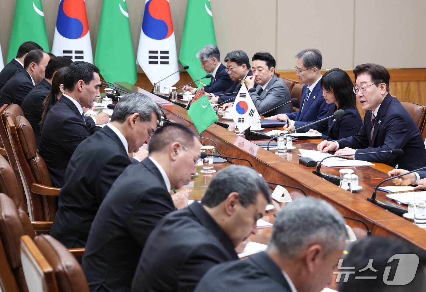 본문 이미지 - 이재명 대통령이 15일 청와대에서 열린 세르다르 베르디무하메도프 투르크메니스탄 대통령과 확대 정상회담에서 발언하고 있다. 2026.9.15 ⓒ 뉴스1 허경 기자