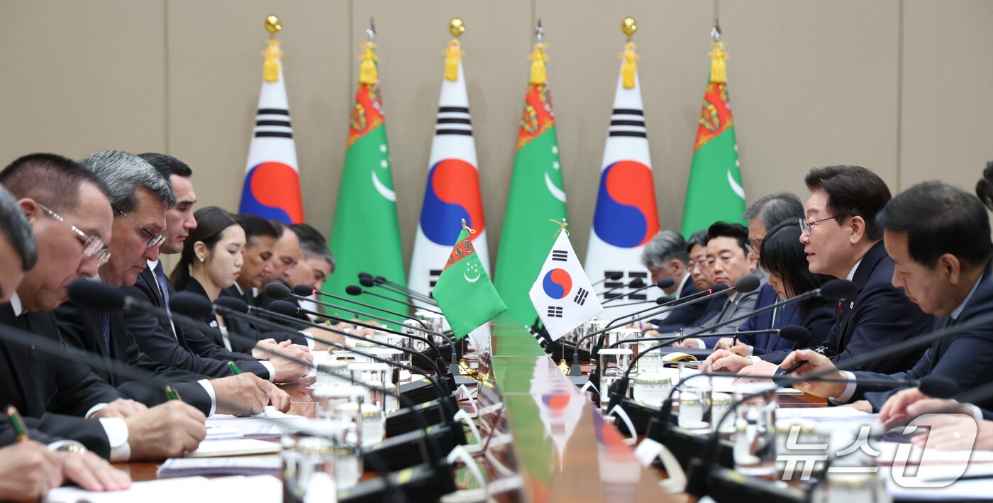 본문 이미지 - 이재명 대통령이 15일 청와대에서 열린 세르다르 베르디무하메도프 투르크메니스탄 대통령과 확대 정상회담에서 발언하고 있다. 2026.9.15 ⓒ 뉴스1 허경 기자