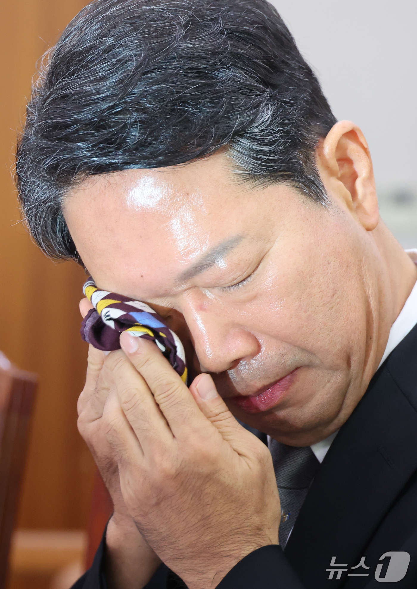 (서울=뉴스1) 신웅수 기자 = 김승원 법무부 장관 후보자가 15일 서울 여의도 국회 법제사법위원회에서 열린 인사청문회에서 발언 후 손수건으로 눈가를 닦고 있다. 2026.9.15 …