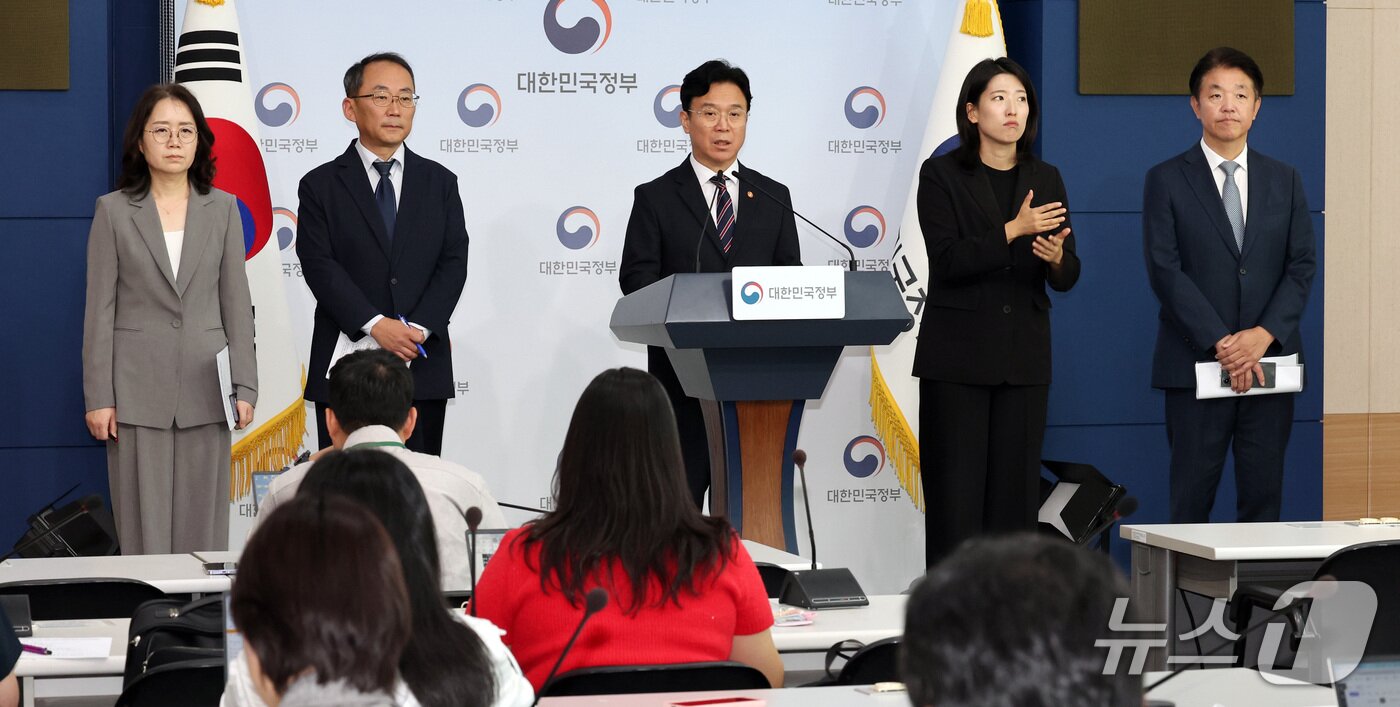 본문 이미지 - 김영훈 고용노동부 장관이 15일 서울 종로구 정부서울청사에서 메가특구 특별법 관련 사회적 대화 제안 브리핑을 하고 있다. 2026.9.15 ⓒ 뉴스1 이종덕 기자