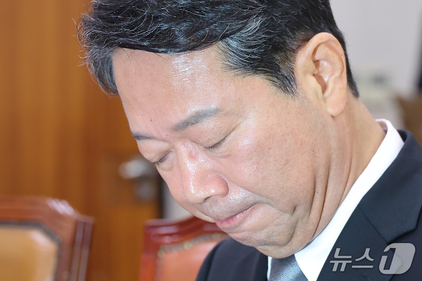 본문 이미지 - 김승원 법무부 장관 후보자가 15일 서울 여의도 국회 법제사법위원회에서 열린 인사청문회에서 눈물을 닦은 후 생각에 잠겨 있다. 2026.9.15 ⓒ 뉴스1 신웅수 기자
