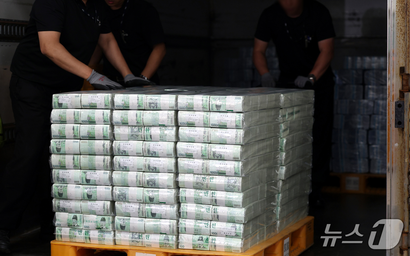 (서울=뉴스1) 사진공동취재단 = 추석을 앞둔 15일 오전 서울 중구 한국은행 화폐수납장에서 현금 운송 관계자들이 시중은행에 공급될 추석 자금 방출 작업을 하고 있다. 2026.9 …