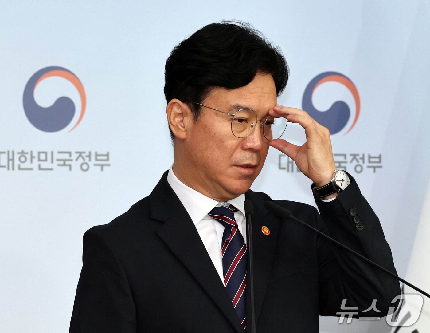 본문 이미지 - 김영훈 고용노동부 장관이 15일 서울 종로구 정부서울청사에서 메가특구 특별법 관련 사회적 대화 제안 브리핑을 하고 있다. 김 장관은 메가특구특별법 노동 특례에 대한 '원포인트 사회적 대화'를 제안했다. 2026.9.15 ⓒ 뉴스1 이종덕 기자