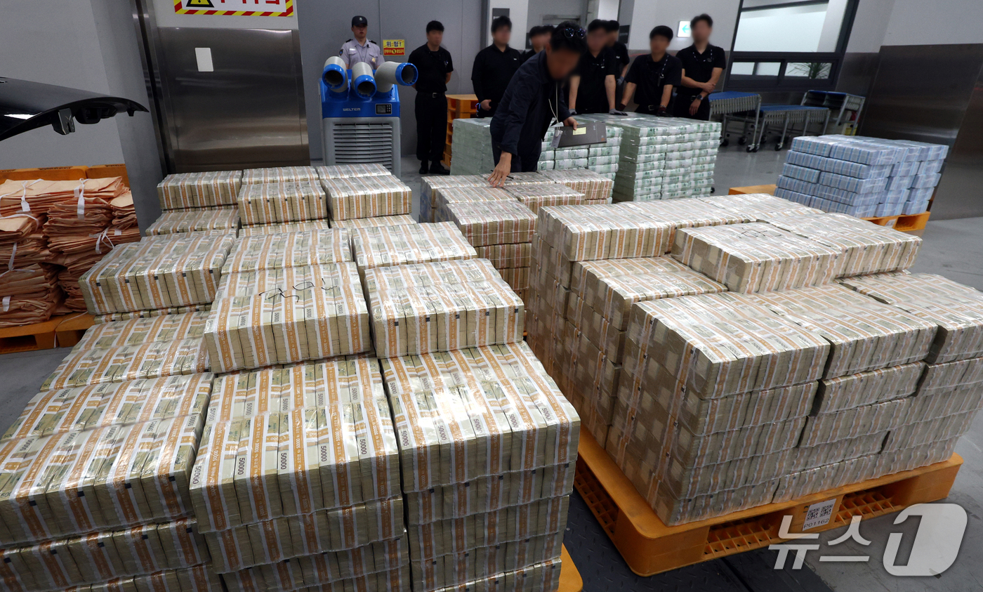 (서울=뉴스1) 사진공동취재단 = 추석을 앞둔 15일 오전 서울 중구 한국은행 화폐수납장에서 현금 운송 관계자들이 시중은행에 공급될 추석 자금 방출 작업을 하고 있다. 2026.9 …