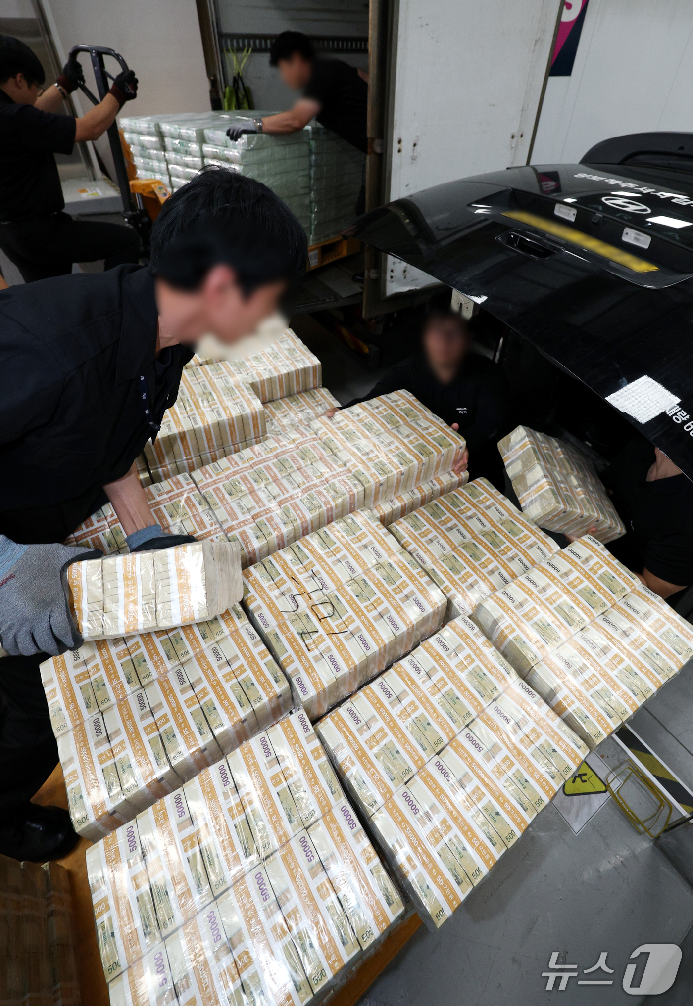 (서울=뉴스1) 사진공동취재단 = 추석을 앞둔 15일 오전 서울 중구 한국은행 화폐수납장에서 현금 운송 관계자들이 시중은행에 공급될 추석 자금 방출 작업을 하고 있다. 2026.9 …