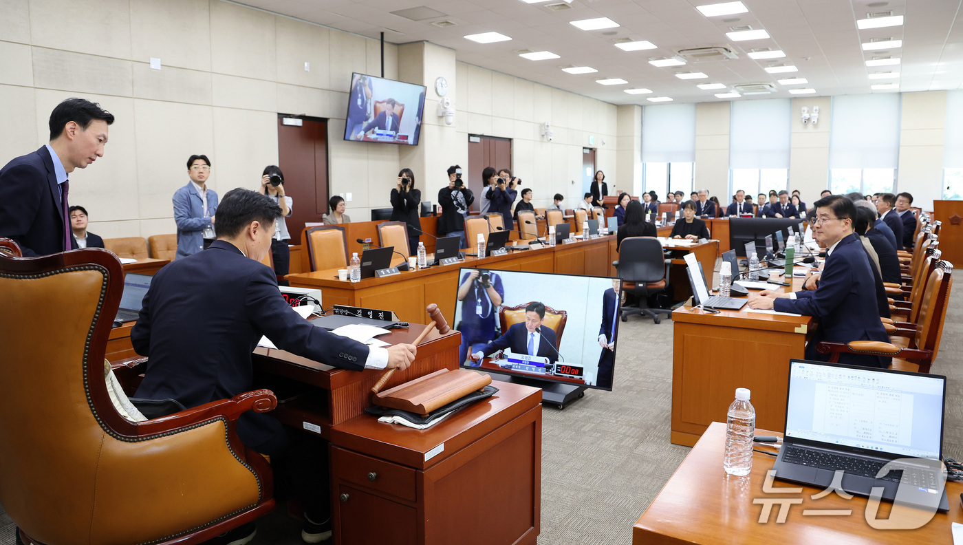 (서울=뉴스1) 박지혜 기자 = 김영진 국회 행정안전위원장이 15일 오전 서울 여의도 국회에서 열린 행정안전위원회 전체회의에서 국민의힘 의원들이 퇴장한 가운데 안건을 의결하고 있다 …