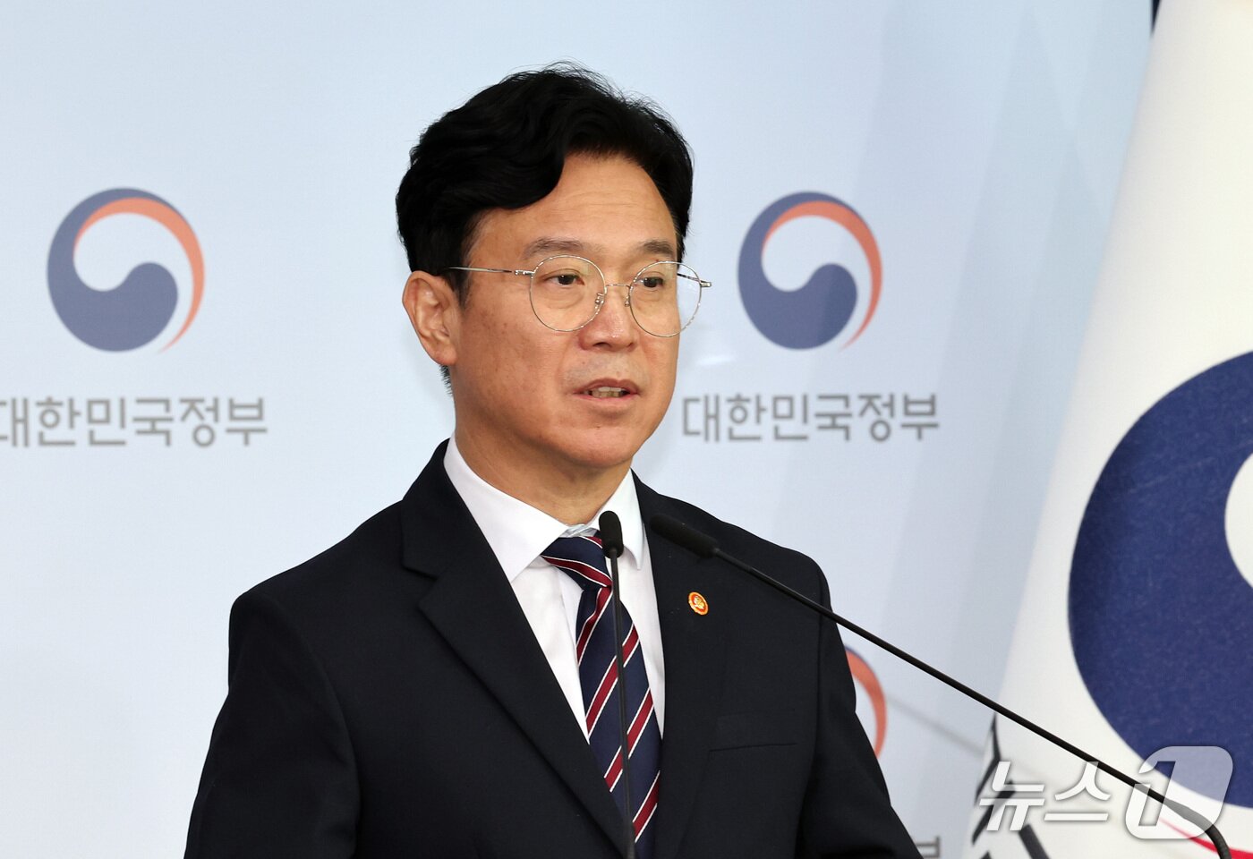 본문 이미지 - 김영훈 고용노동부 장관이 지난 15일 서울 종로구 정부서울청사에서 메가특구 특별법 관련 사회적 대화 제안 브리핑을 하고 있다. 2026.9.15 ⓒ 뉴스1 이종덕 기자