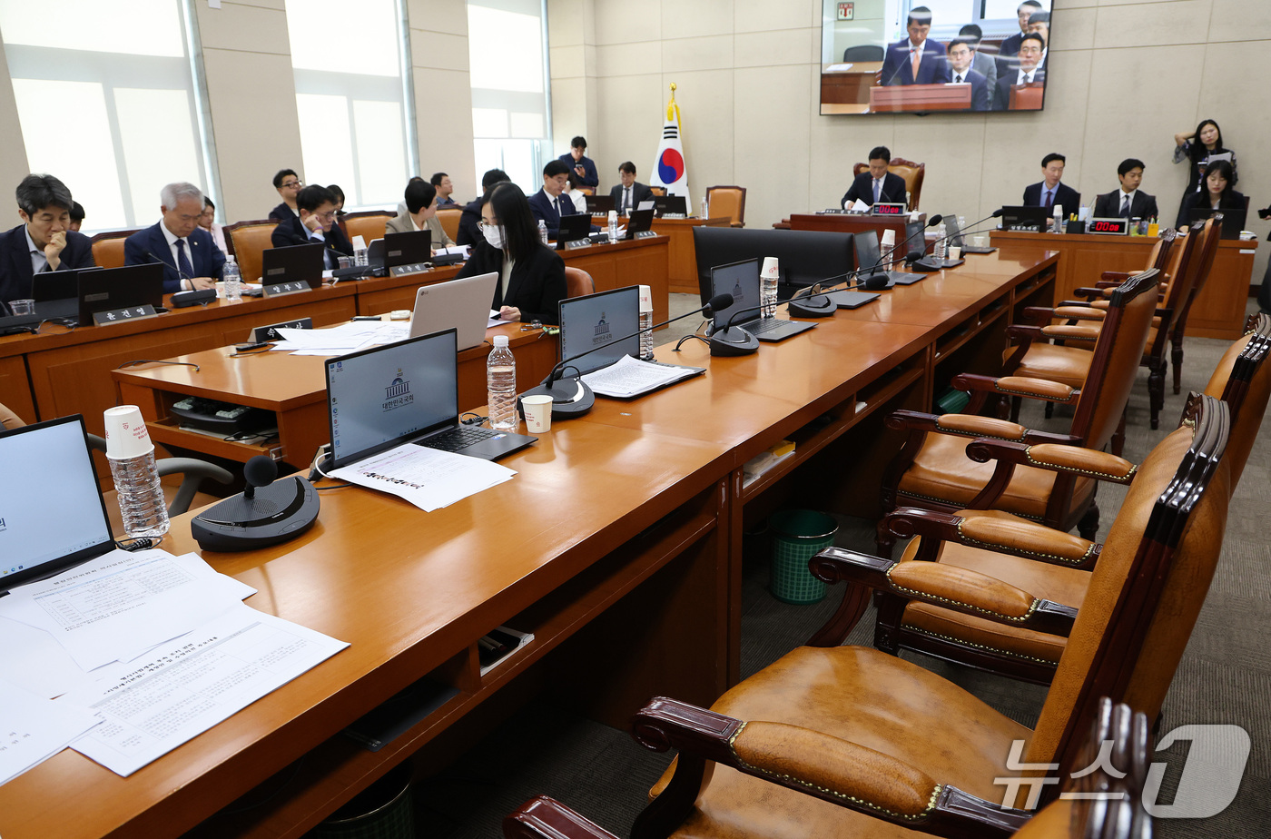 (서울=뉴스1) 박지혜 기자 = 15일 오전 서울 여의도 국회에서 열린 행정안전위원회 전체회의에서 국민의힘 의원들이 퇴장해 의원석이 텅 비어 있다. 2026.9.15/뉴스1