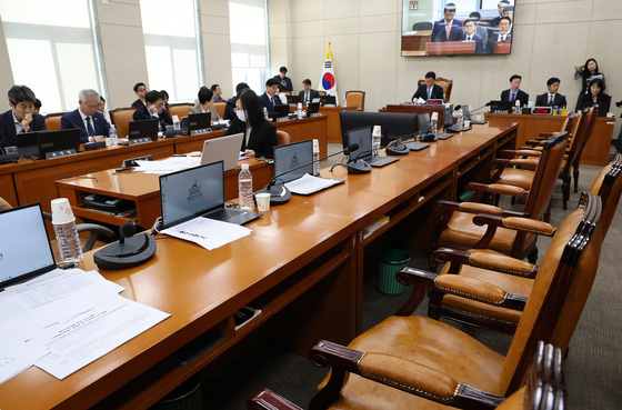 국민의힘 의원들 퇴장 속 행안위 전체회의