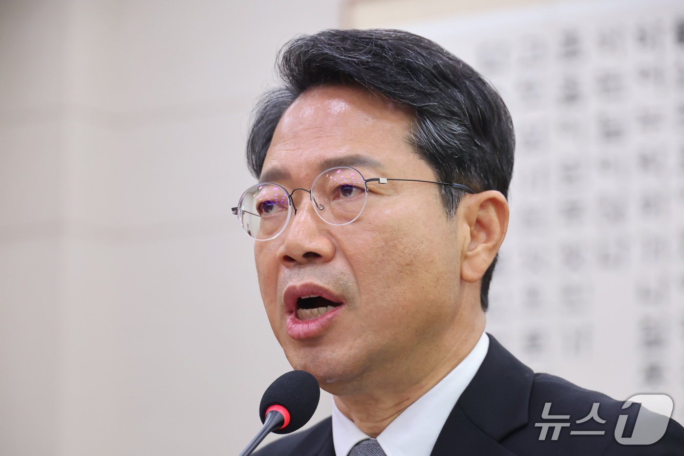 (서울=뉴스1) 신웅수 기자 = 김승원 법무부 장관 후보자가 15일 서울 여의도 국회 법제사법위원회에서 열린 인사청문회에서 의원 질의에 답변하고 있다. 2026.9.15/뉴스1