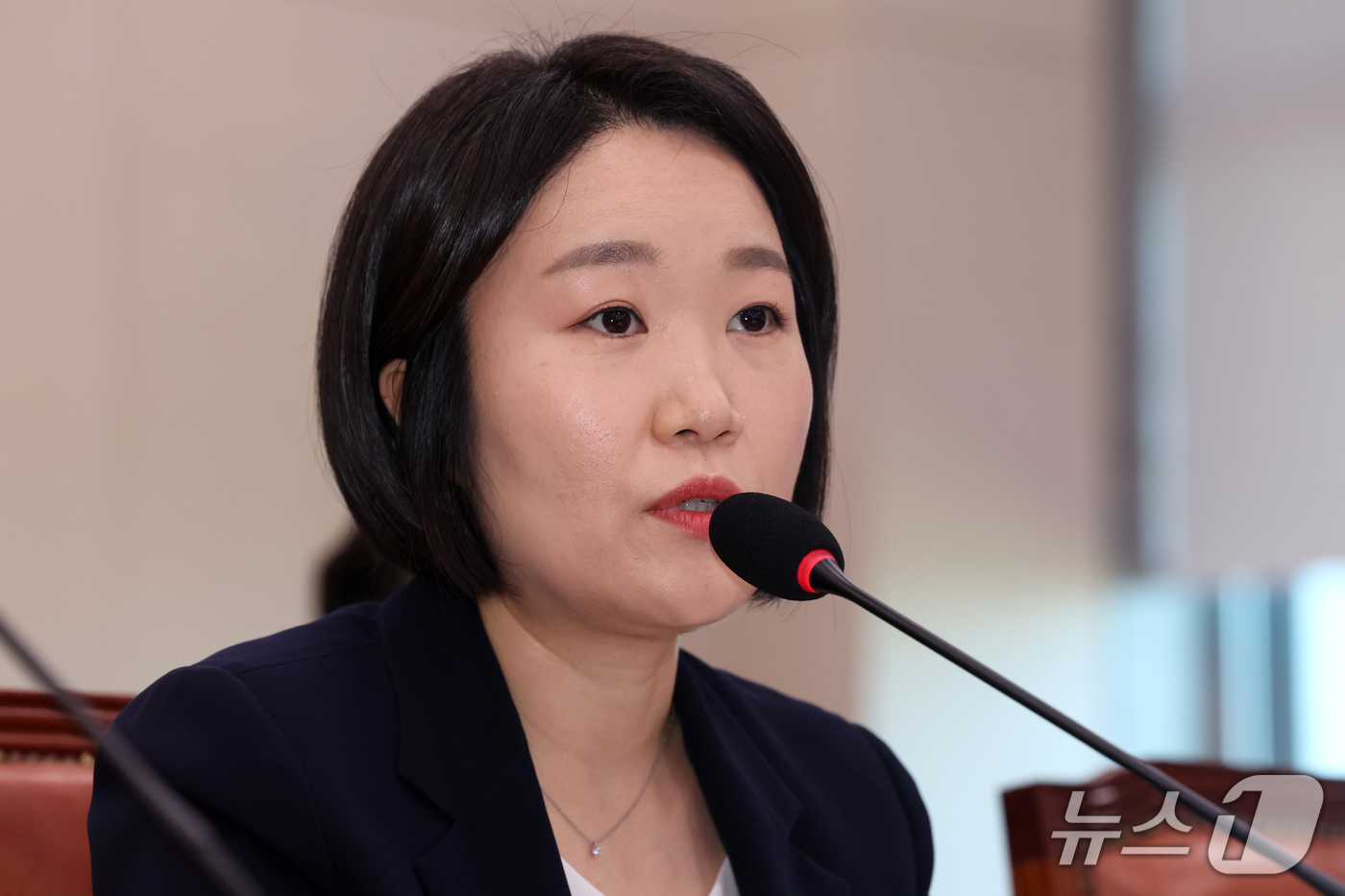 (서울=뉴스1) 황기선 기자 = 이소영 중소벤처기업부 장관 후보자가 15일 오전 서울 여의도 국회 산업통상자원중소벤처기업위원회에서 열린 인사청문회에서 의원 질의에 답하고 있다. …