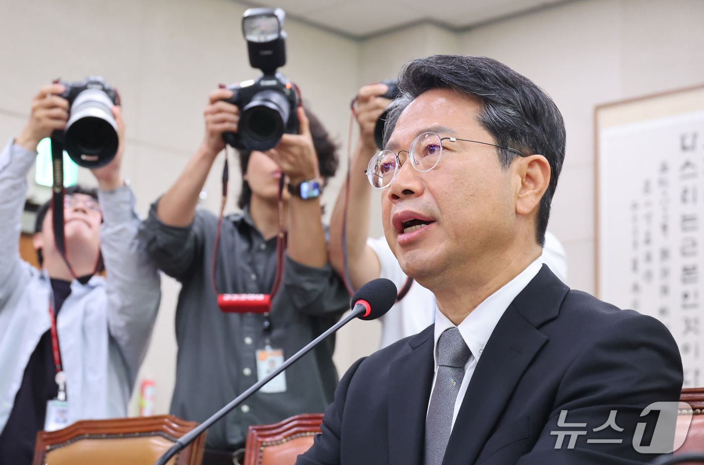 (서울=뉴스1) 신웅수 기자 = 김승원 법무부 장관 후보자가 15일 서울 여의도 국회 법제사법위원회에서 열린 인사청문회에서 의원 질의에 답변하고 있다. 2026.9.15/뉴스1