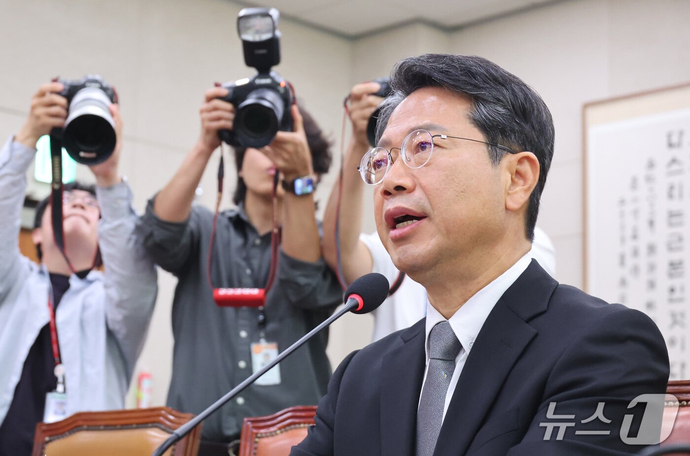 본문 이미지 - 김승원 법무부 장관 후보자가 15일 서울 여의도 국회 법제사법위원회에서 열린 인사청문회에서 의원 질의에 답변하고 있다. 2026.9.15 ⓒ 뉴스1 신웅수 기자