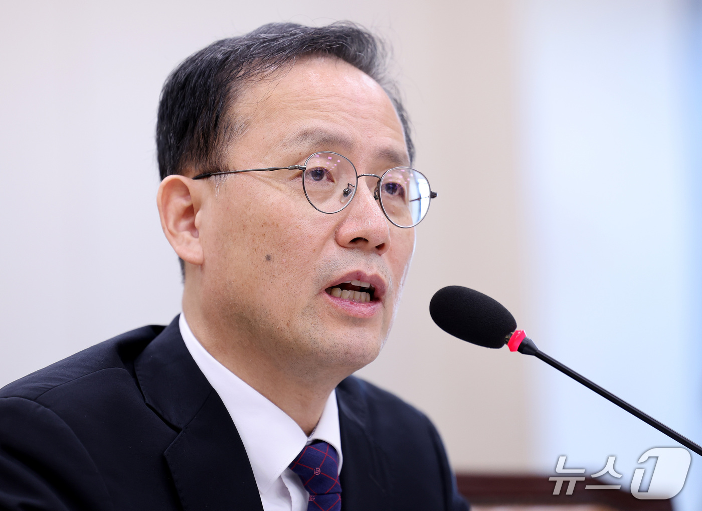 (서울=뉴스1) 박지혜 기자 = 이형일 부총리 겸 재정경제부 장관 후보자가 15일 서울 여의도 국회에서 열린 인사청문회에서 의원들 질의에 답변하고 있다. 2026.9.15/뉴스1