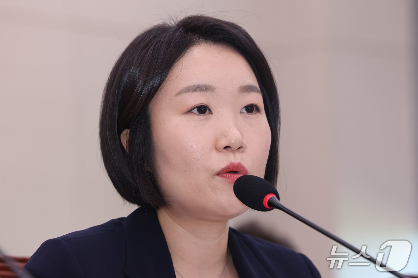 본문 이미지 - 이소영 중소벤처기업부 장관 후보자가 15일 오전 서울 여의도 국회 산업통상자원중소벤처기업위원회에서 열린 인사청문회에서 의원 질의에 답하고 있다. 2026.9.15 ⓒ 뉴스1 황기선 기자