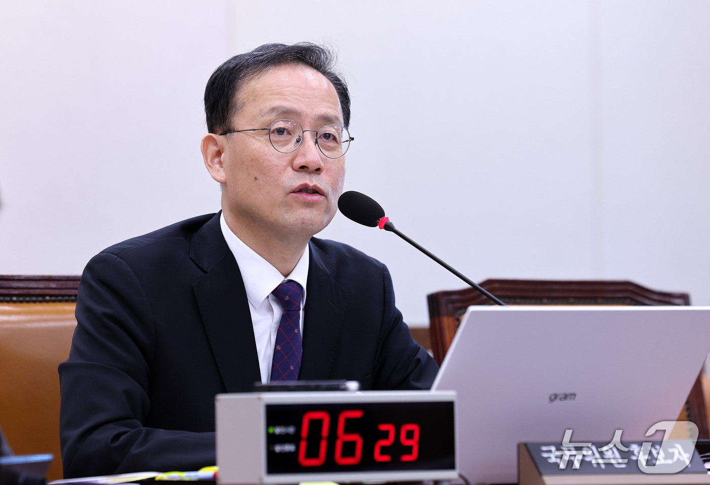 (서울=뉴스1) 박지혜 기자 = 이형일 부총리 겸 재정경제부 장관 후보자가 15일 서울 여의도 국회에서 열린 인사청문회에서 의원들 질의에 답변하고 있다. 2026.9.15/뉴스1