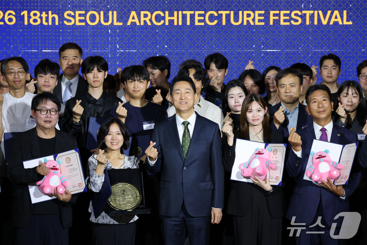 (서울=뉴스1) 이광호 기자 = 오세훈 서울시장이 15일 오전 서울 중구 서울도시건축전시관에서 열린 2026 제18회 서울건축문화제에 참석해 서울시 건축상 수상자들과 기념촬영을 하 …