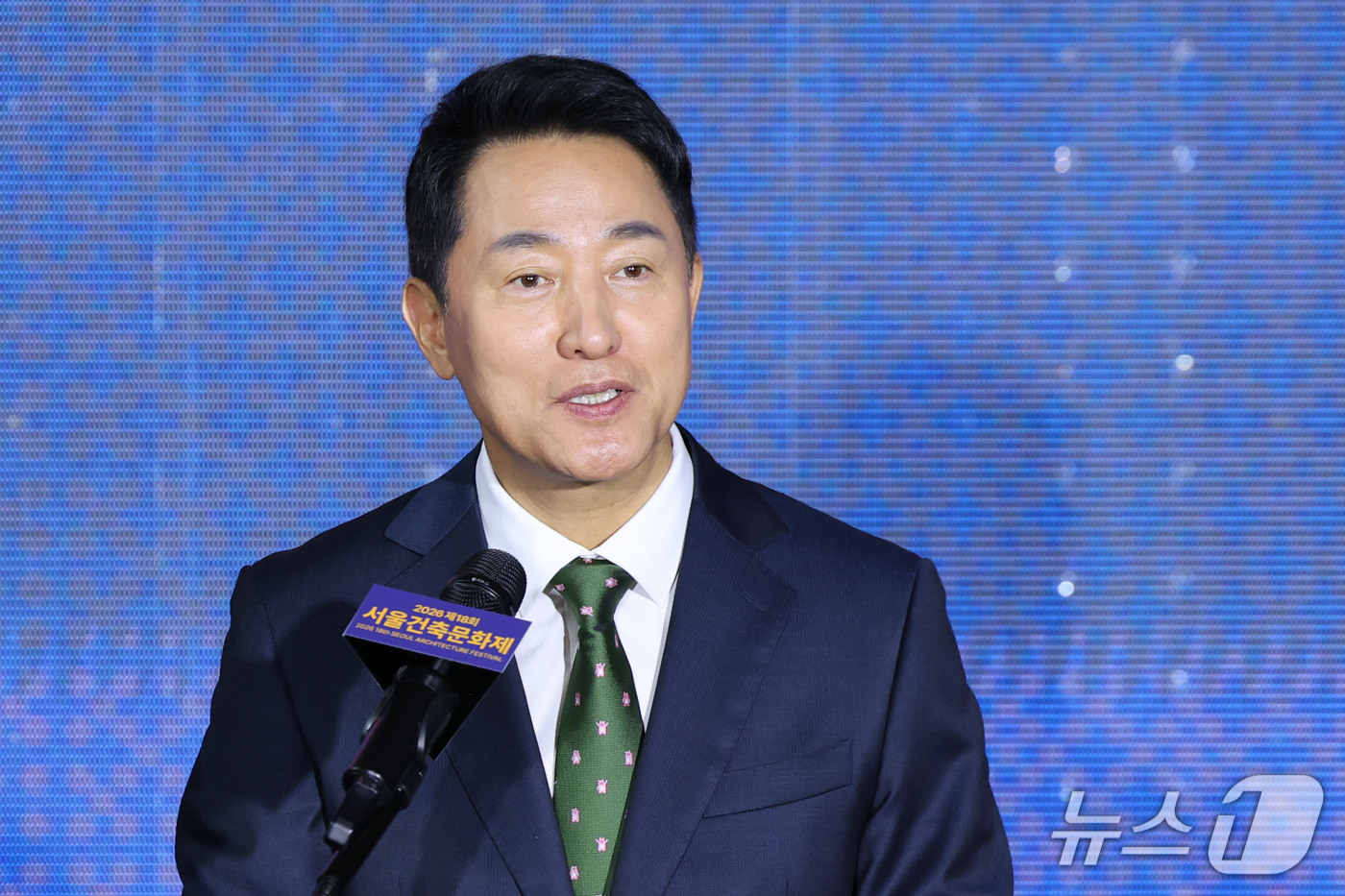(서울=뉴스1) 이광호 기자 = 오세훈 서울시장이 15일 오전 서울 중구 서울도시건축전시관에서 열린 2026 제18회 서울건축문화제에 참석해 인사말을 하고 있다.  2026.9.1 …