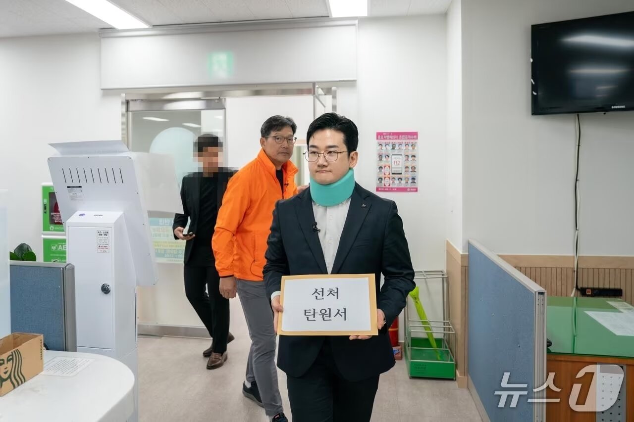 본문 이미지 - 정이한 전 개혁신당 부산시장 후보가 지난 4월 30일 '음료 투척 자작극' 사건과 관련해 부산 금정경찰서를 방문해  자신에게 음료 등을 던져 전치 3주의 상해를 입힌 헬스트레이너 A 씨에 대한 탄원서를 제출했다. 2026.4.30 ⓒ 뉴스1 이주현 기자