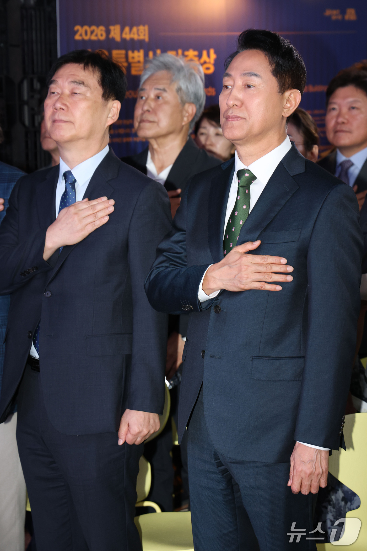 (서울=뉴스1) 이광호 기자 = 오세훈 서울시장이 15일 오전 서울 중구 서울도시건축전시관에서 열린 2026 제18회 서울건축문화제에 참석해 국민의례를 하고 있다.  2026.9. …