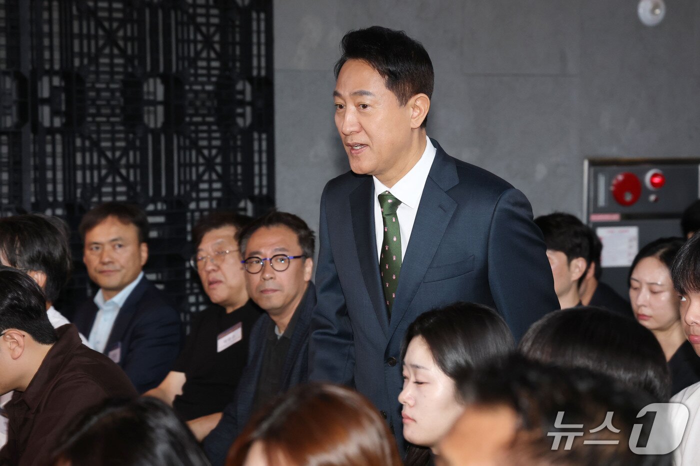 본문 이미지 - 오세훈 서울시장이 15일 오전 서울 중구 서울도시건축전시관에서 열린 2026 제18회 서울건축문화제에 참석하고 있다. 2026.9.15 ⓒ 뉴스1 이광호 기자