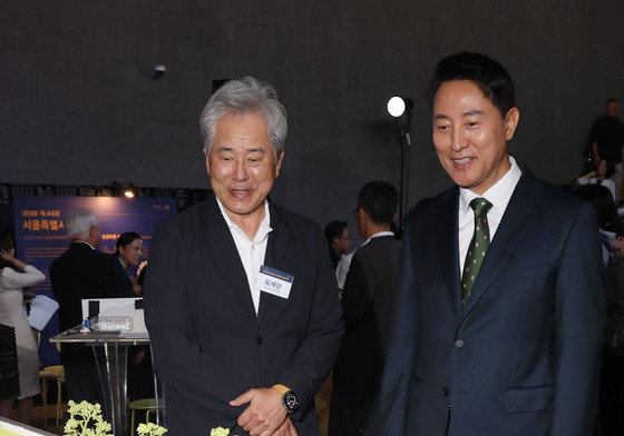 서울시 건축상 대상 작품 살펴보는 오세훈 시장