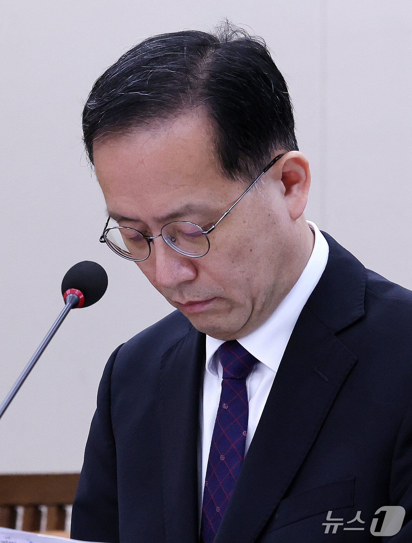 본문 이미지 - 이형일 부총리 겸 재정경제부 장관 후보자가 15일 서울 여의도 국회에서 열린 인사청문회에 앞서 생각에 잠겨 있다. 2026.9.15 ⓒ 뉴스1 박지혜 기자
