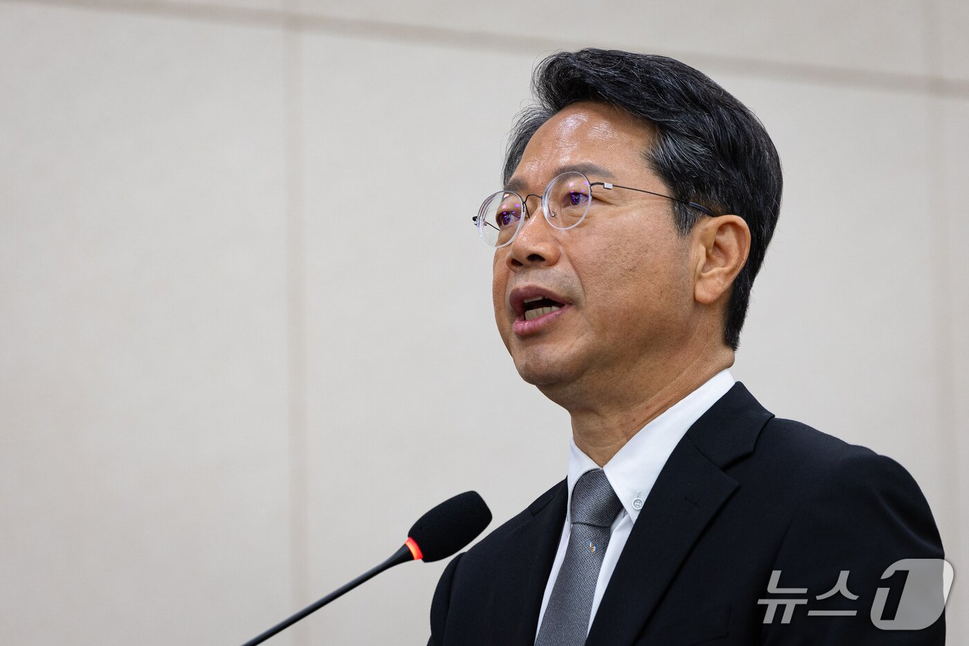 본문 이미지 - 김승원 법무부 장관 후보자가 15일 서울 여의도 국회 법제사법위원회 인사청문회에 출석해 발언하고 있다. 2026.9.15 ⓒ 뉴스1 유승관 기자