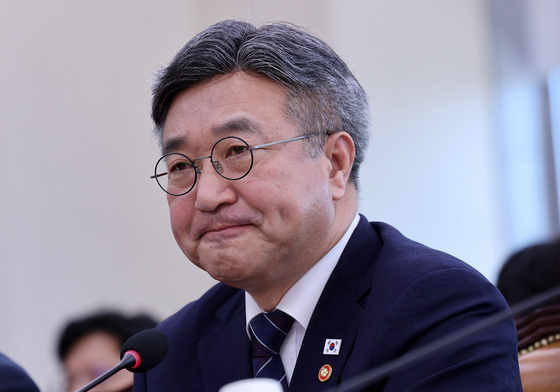 질의 듣는 윤호중 장관